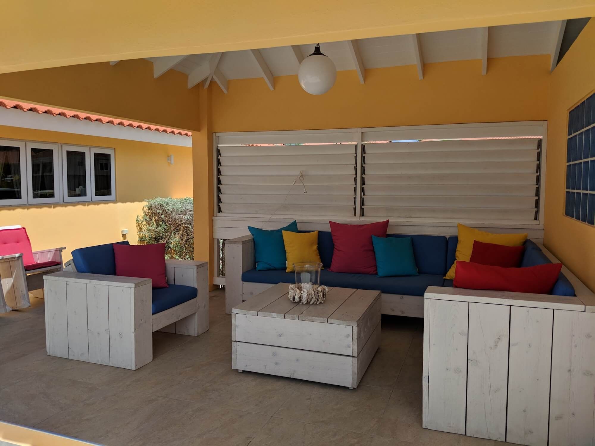 Die geräumige Lounge-Veranda mit Sofas, Sesseln und einer Hängematte